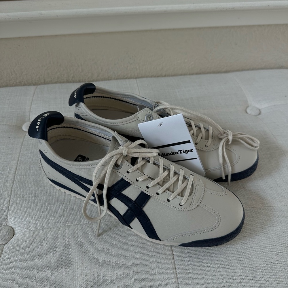 Brand new Japan Onisuka Tiger Mexico 66 SD
in Birch/PEACOAT
Sz: US 4.5